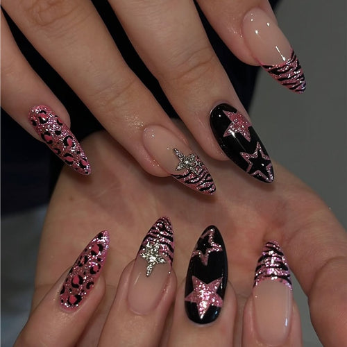 Kreatives Kunstnagelset mit Leoparden- und Glitzerakzenten Karnz