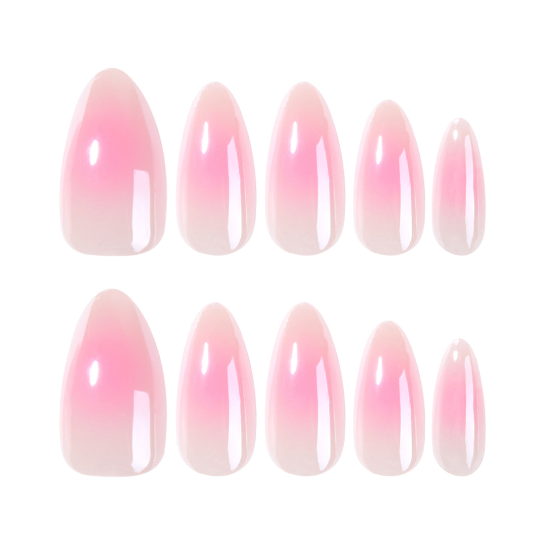 Kunstvolle Nagelverlängerungen im eleganten Ombre-Design Karnz