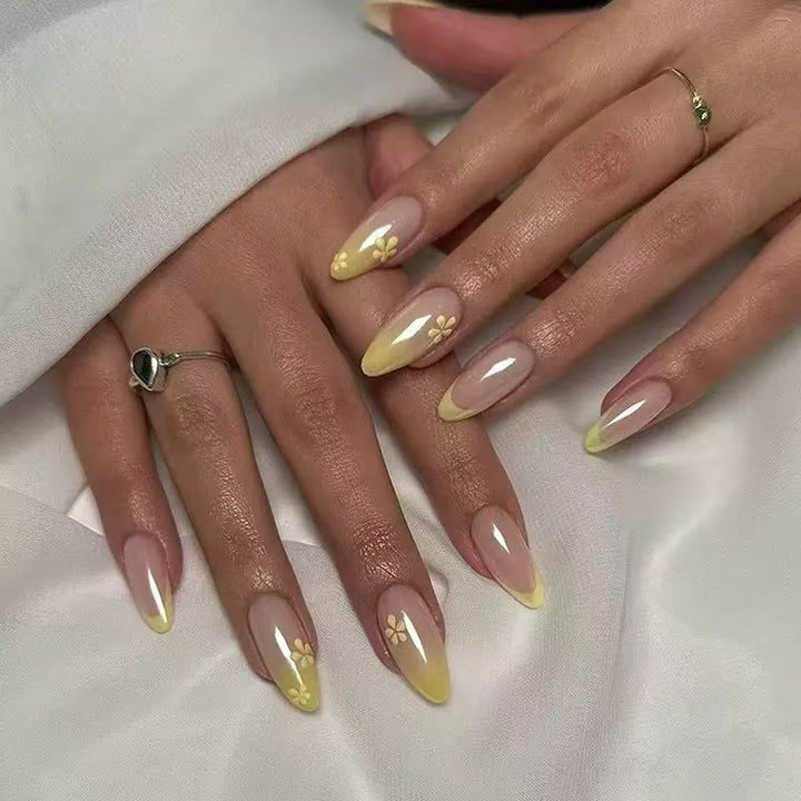 Elegante Kunstnägel mit Blütenakzenten Karnz