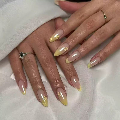 Elegante Kunstnägel mit Blütenakzenten Karnz