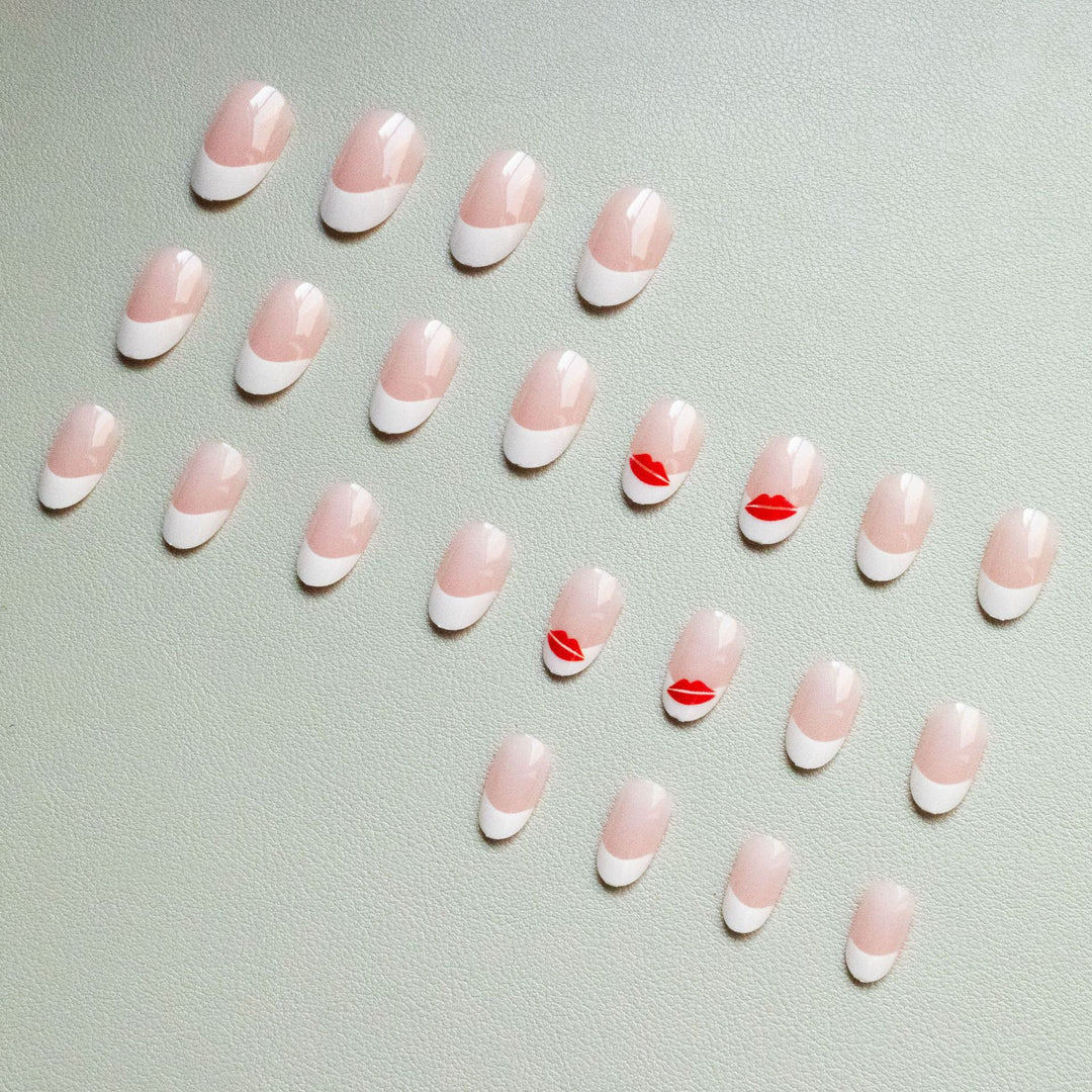 Künstlerisches French Tip Nagelkunst-Set mit Kiss-Design