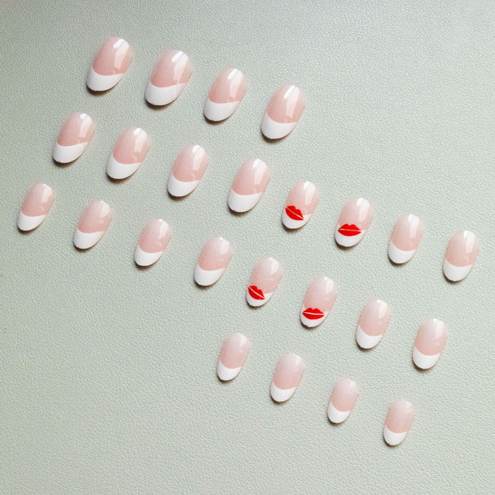 Künstlerisches French Tip Nagelkunst-Set mit Kiss-Design