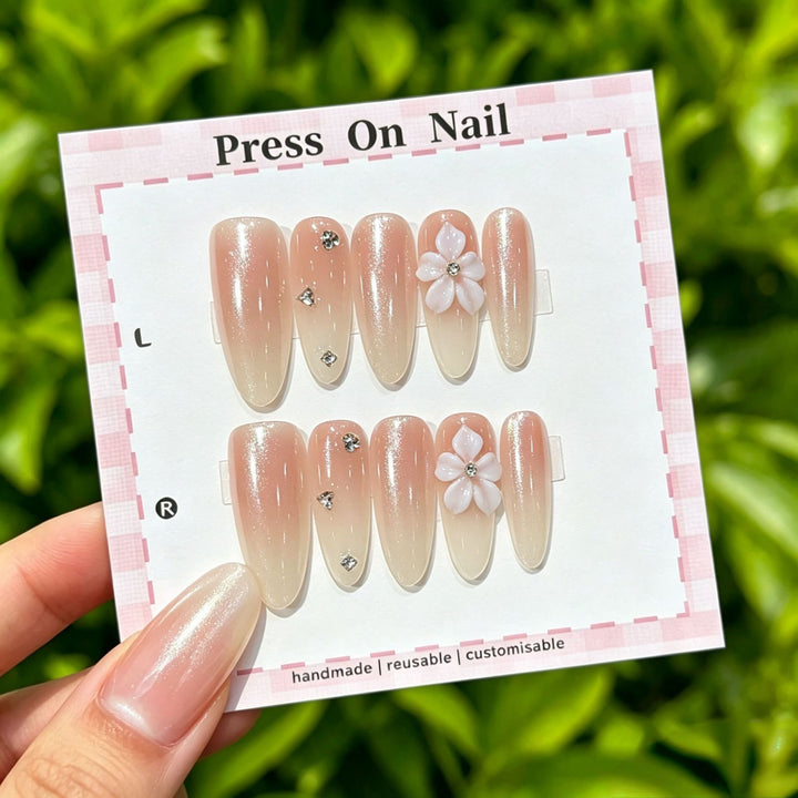 Künstlerisches Press-On-Nagel-Set mit floralen und grafischen Designs