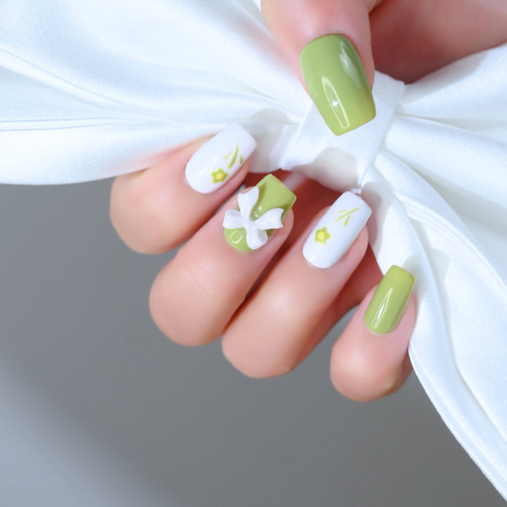 Dekorativer Press-On-Nagelset mit floralem Schleifenmuster Karnz