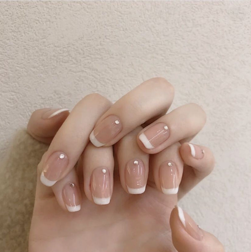 Kunstnägel mit elegantem French Tip und Strassakzenten Karnz