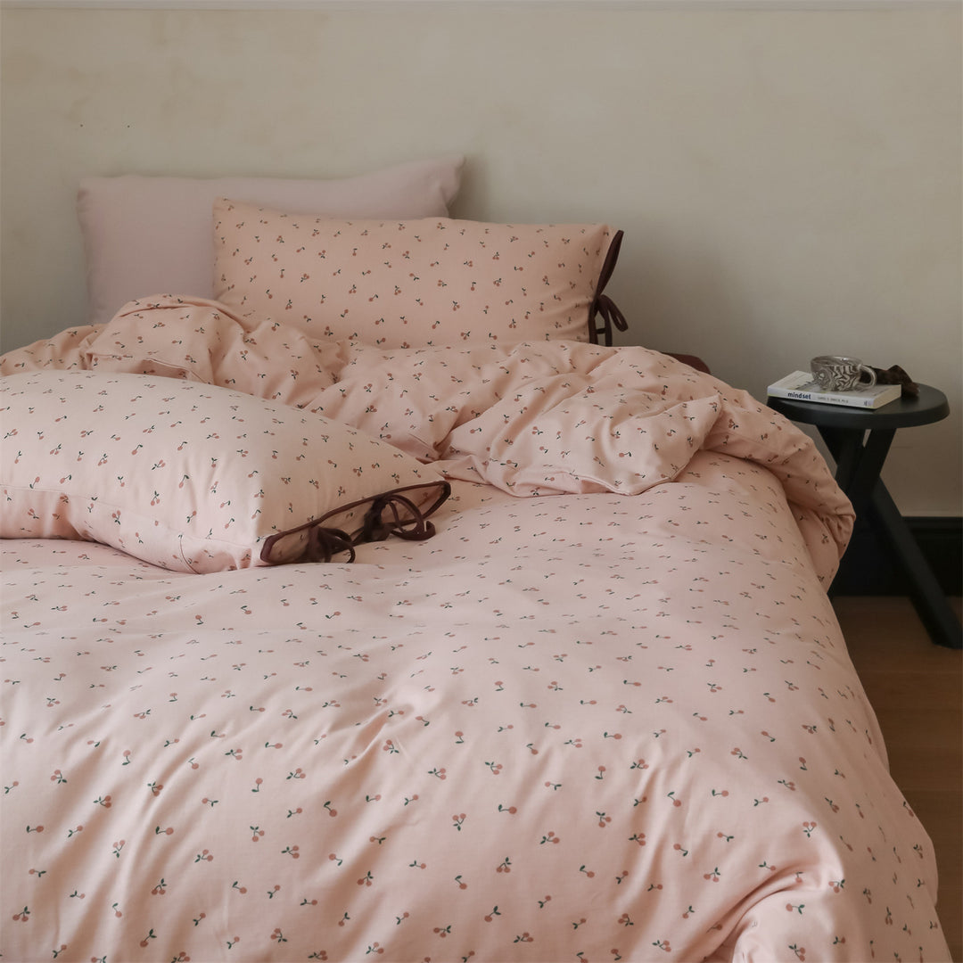 Bettwäsche-Garnitur aus Baumwoll-Satin mit kleinem Kirschdessin und Kissen-Bindebändern