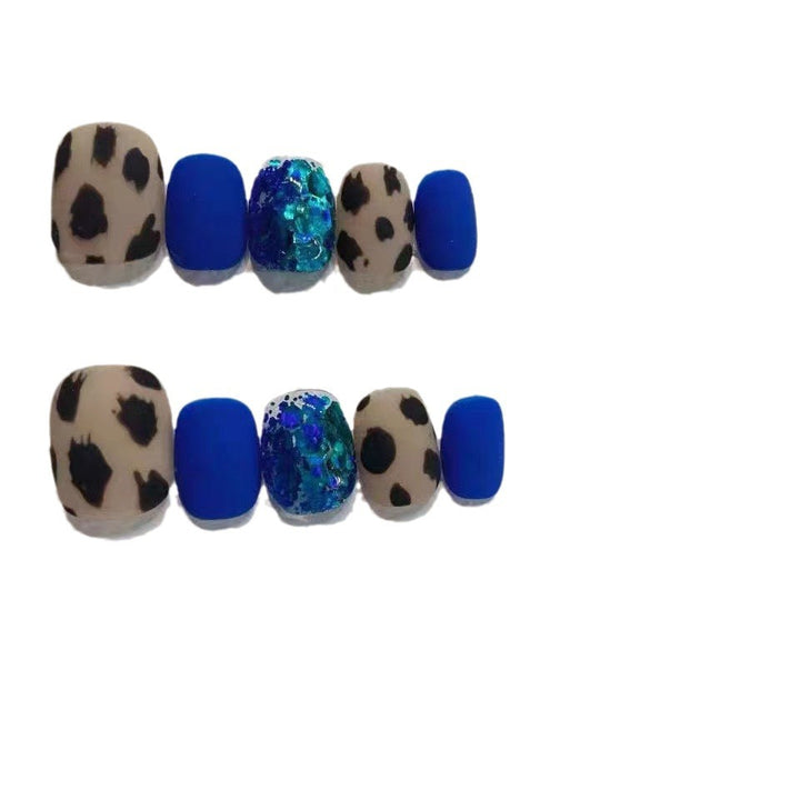 Matte Press-On Nail Set mit dekorativen Akzenten