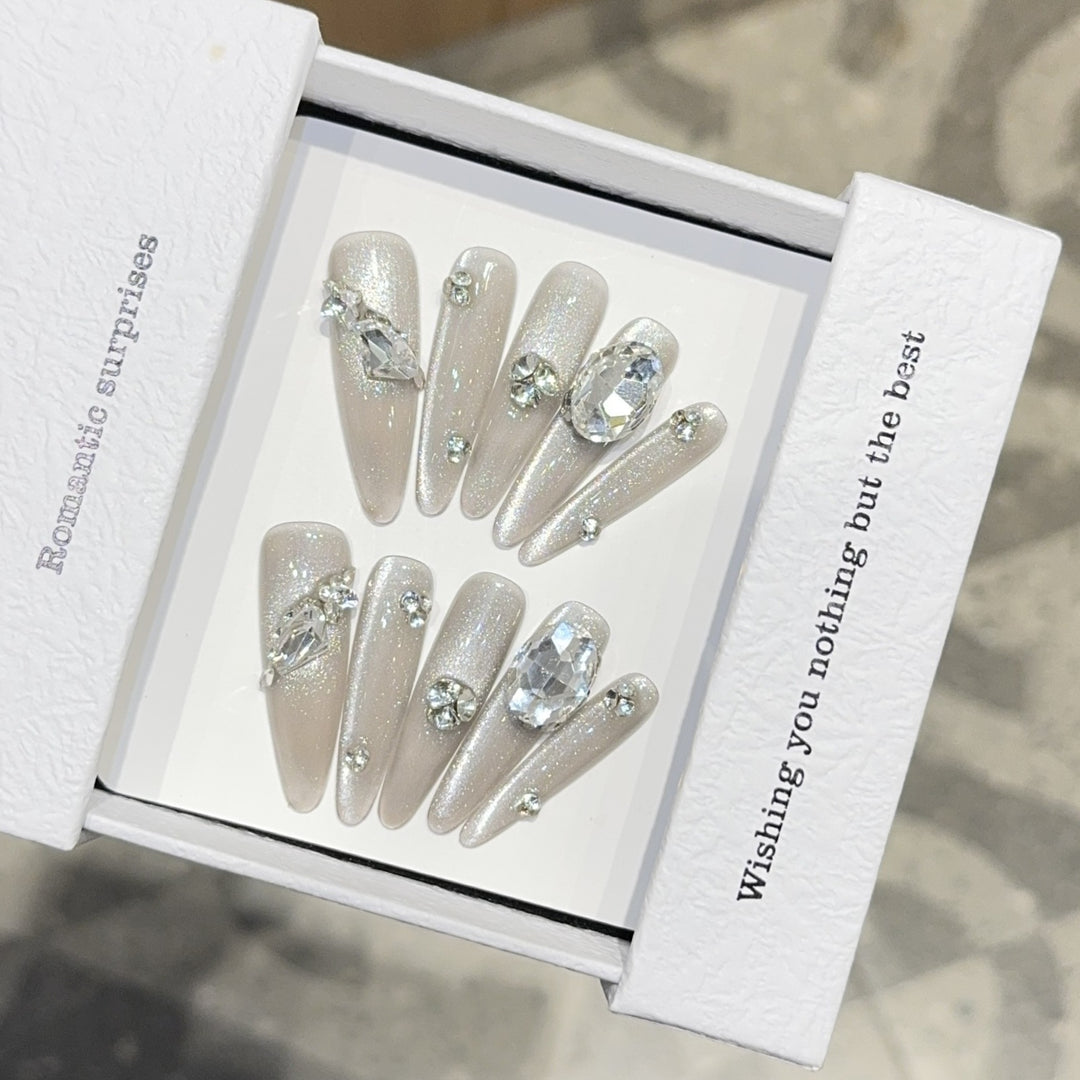 Kunstnägel mit Funkelnden Strassdetails Karnz