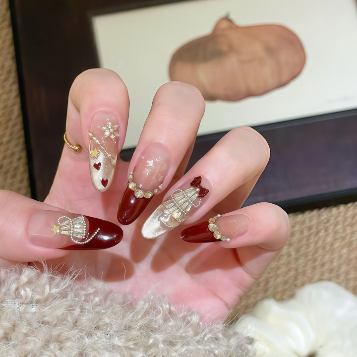 Kunstnagelspitzen mit Festlichem Glamour-Design Karnz