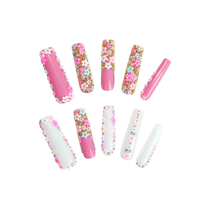Kunstnagelset mit floralen Verzierungen und Glitzerakzenten Karnz