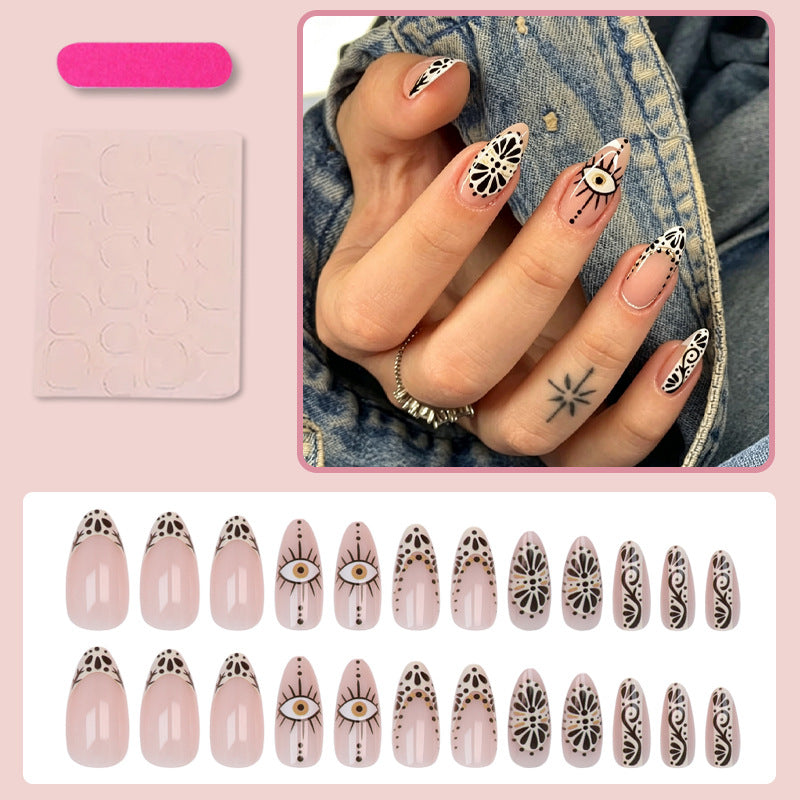 Kunstnagelset mit kreativen und stilvollen Verzierungen Karnz