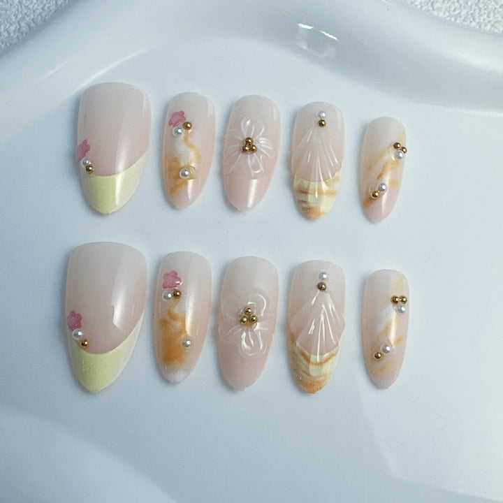 Kunstnägel mit floralen und modernen Akzenten Karnz