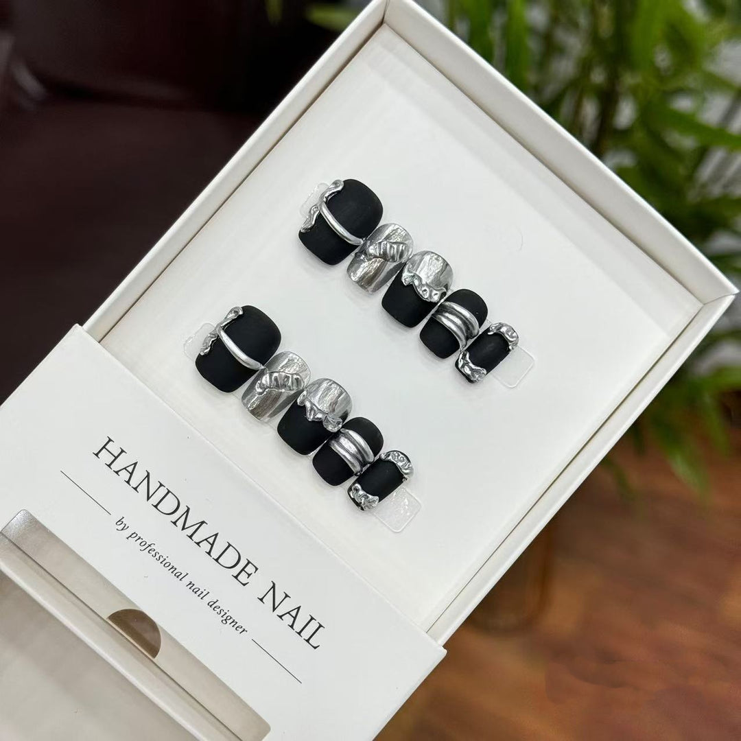 Elegantes handgefertigtes Press-On-Nail-Set mit metallischen Akzentdesigns