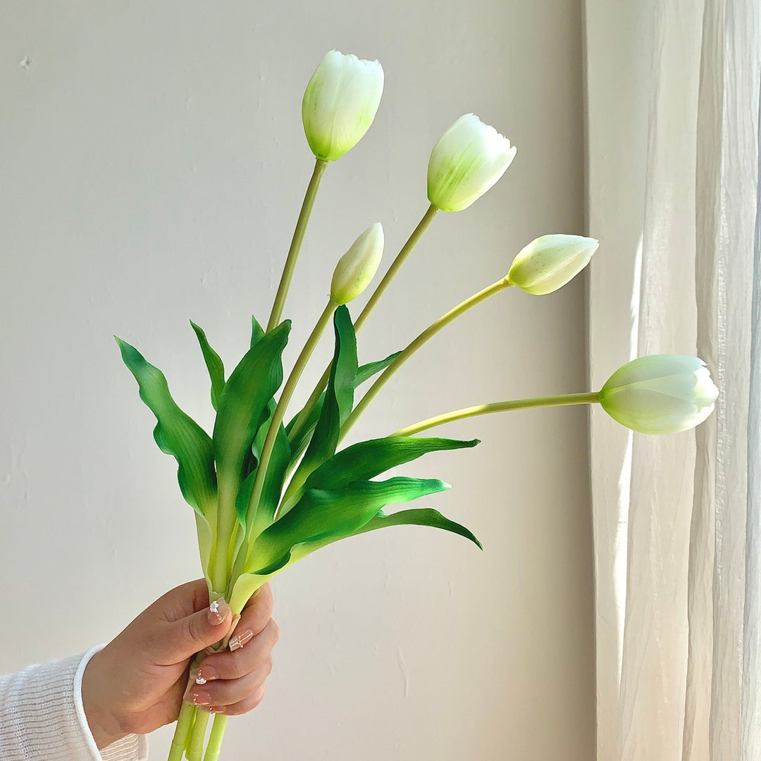 Dekorativer künstlicher Tulpenstrauß