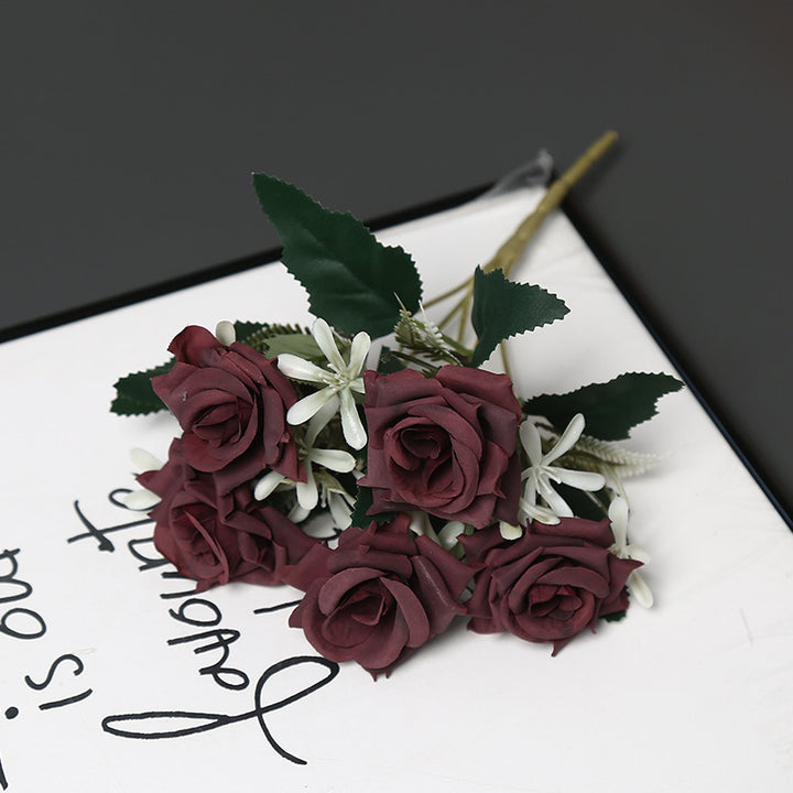 Realistischer künstlicher Rosenstrauß