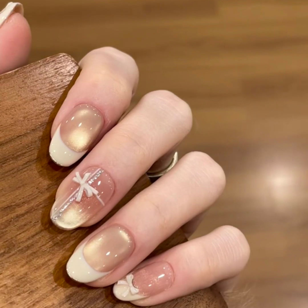 Elegante Kunstnailart mit zarten Blütenmotiven Karnz