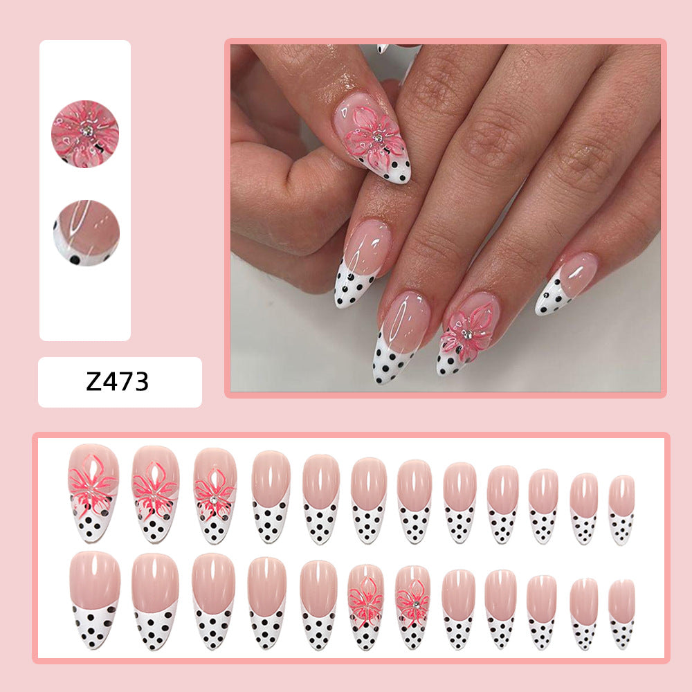 Kunstnägel mit Elegantem Blüten-Design und Punkten Karnz