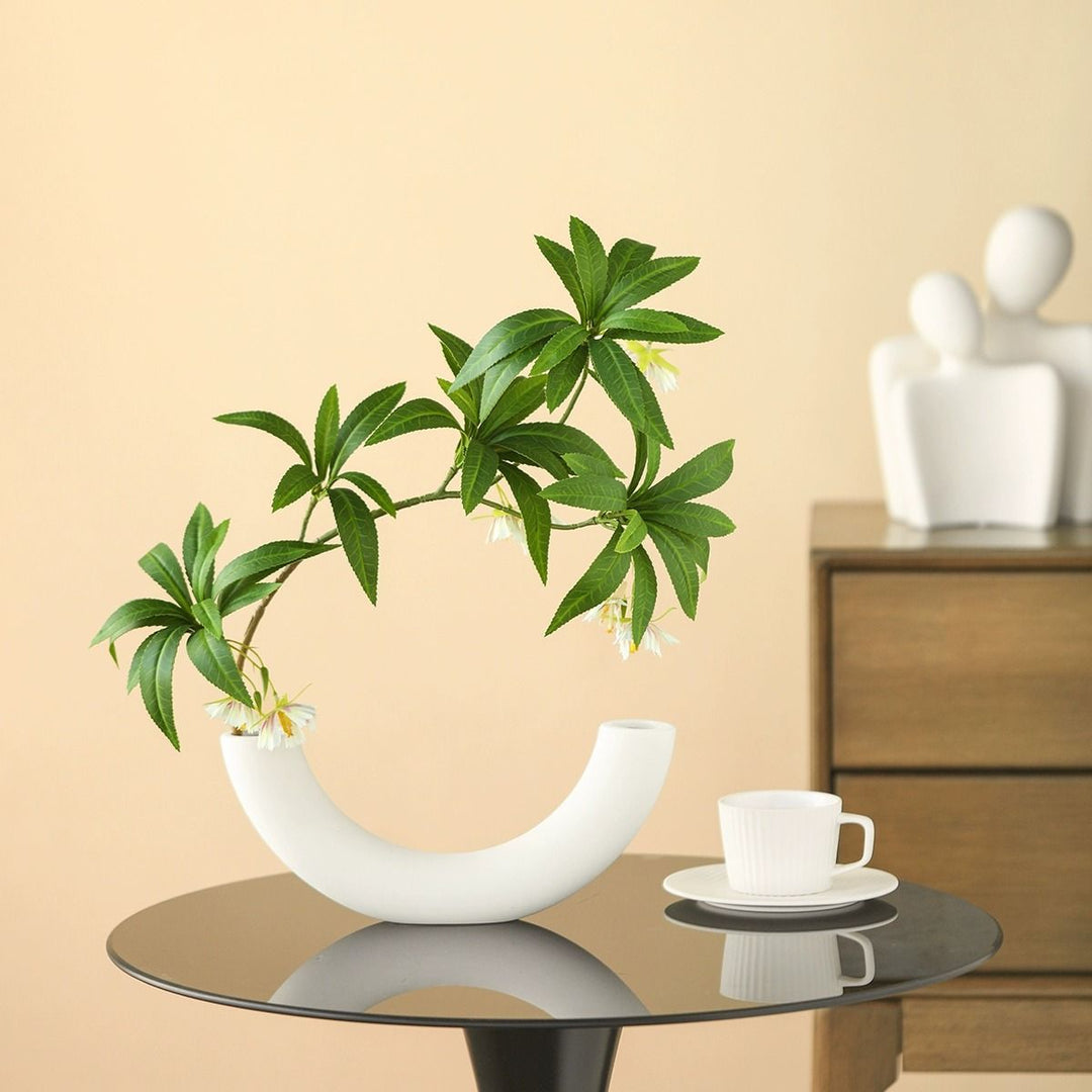 Elegante geschwungene keramische Blumenvase für die Wohnkultur