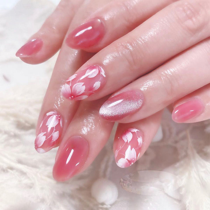 Kunstvolle Premium Nagelkunst mit floralen Akzenten Karnz