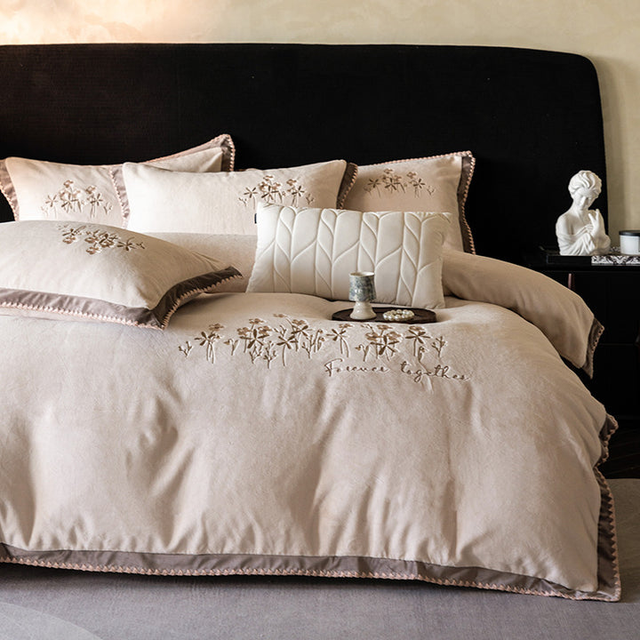Premium Baumwollsatin-Bettwäschegarnitur mit floraler Reliefstickerei und Satinbesatz