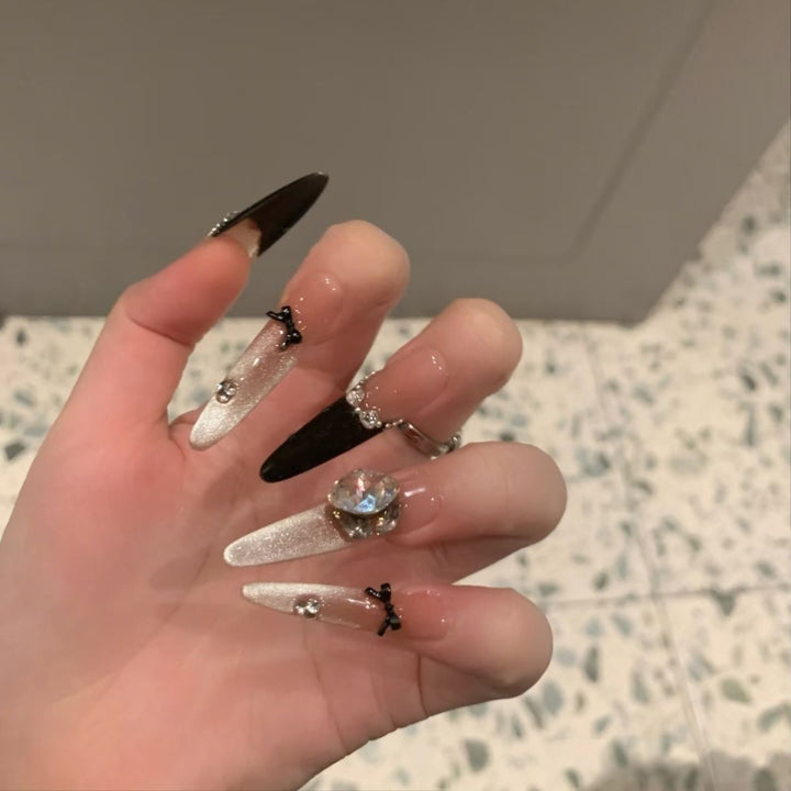 Künstlerische Stiletto Press-On Nagelkunst mit schimmernden Akzenten Karnz