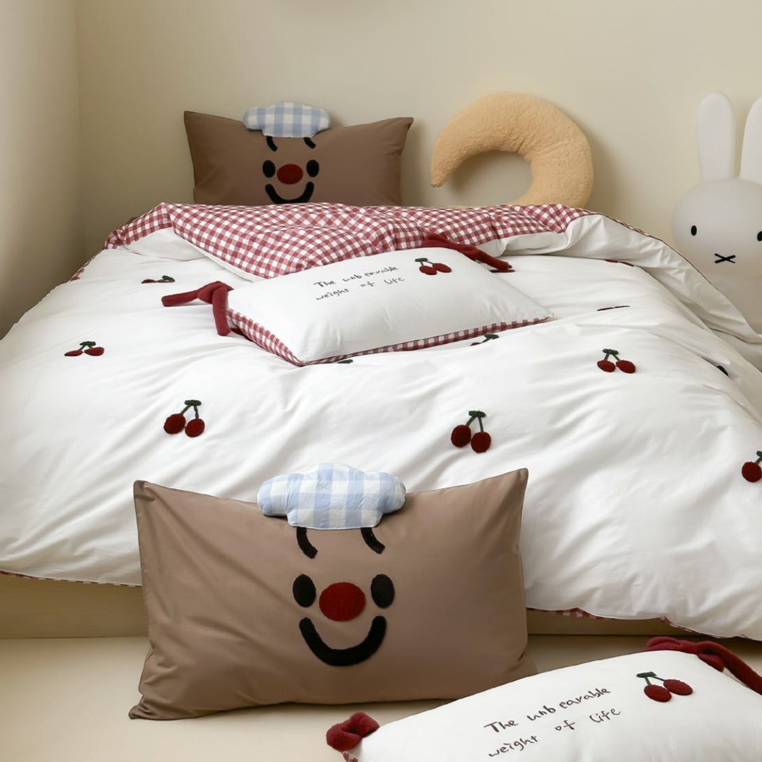 Kinder-Bettwäschegarnitur mit gestickten Sprenkelapplikationen, Kuschelkopfkissen und Wendefunktion