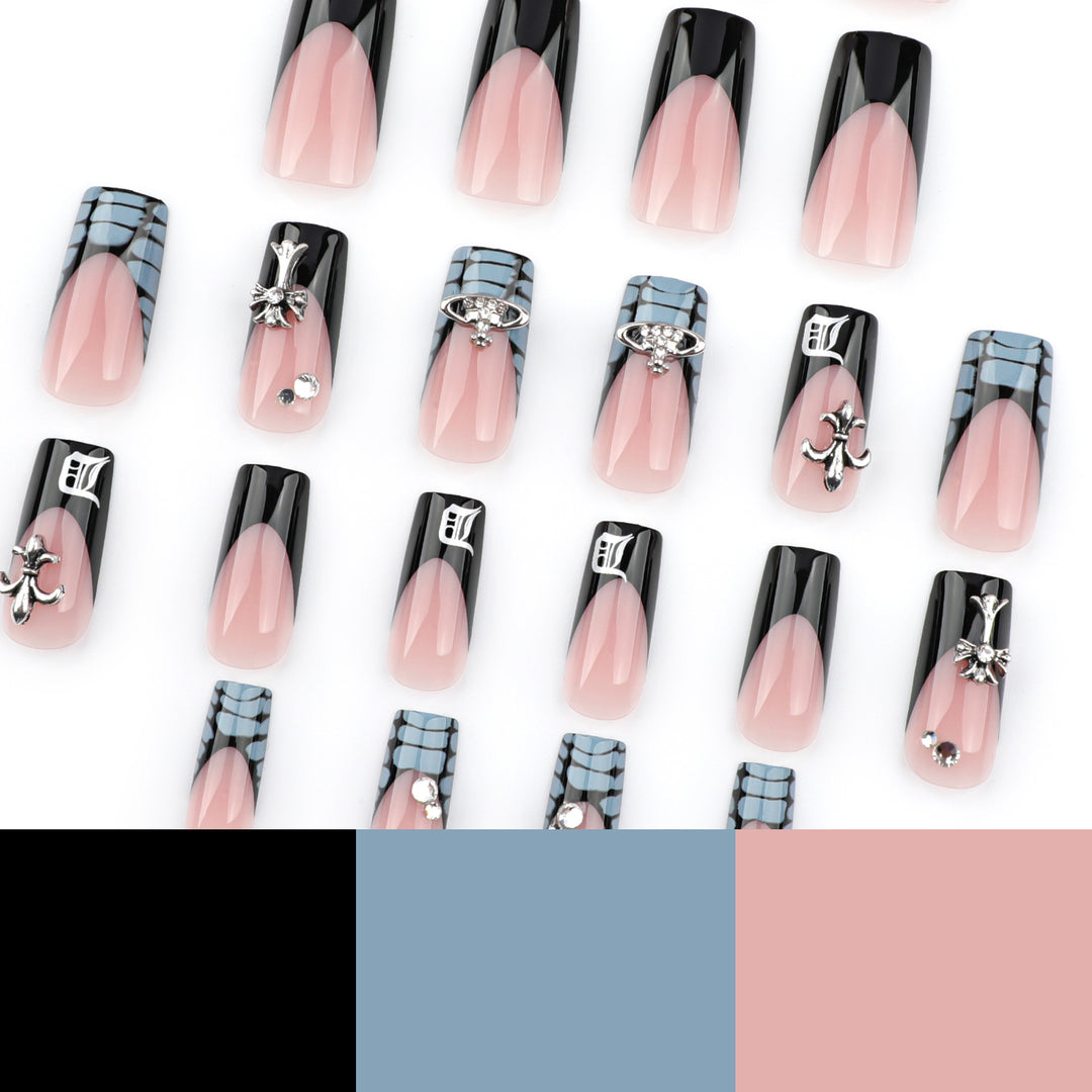 Kunstvolle Nagelverlängerungen mit dekorativem Design Karnz