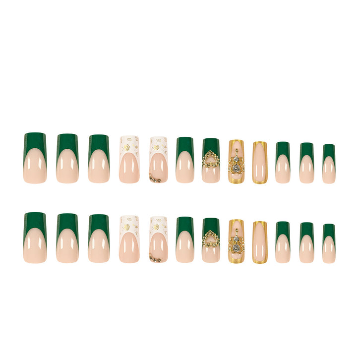 Exquisite Kunstnägel mit Goldverzierungen und Glitzerakzenten Karnz