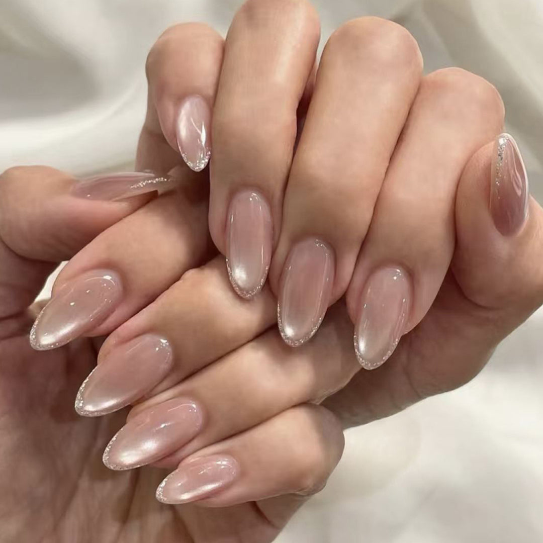 Kunstvolle Stiletto-Nägel mit elegantem Ombre-Muster Karnz