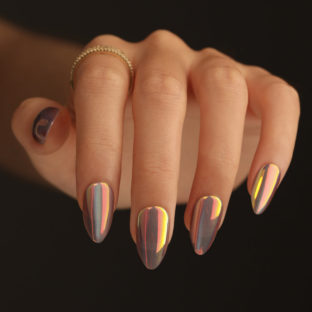 Glänzende Stiletto-Nägel mit aufregendem Design Karnz