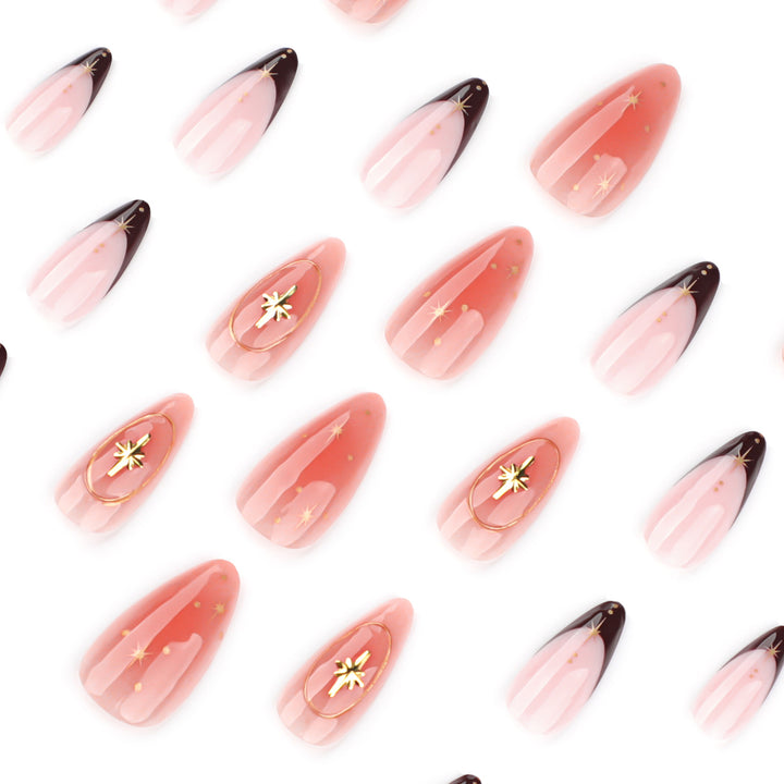 Kunstvolle Stiletto-Nägel mit eleganten Goldverzierungen Karnz