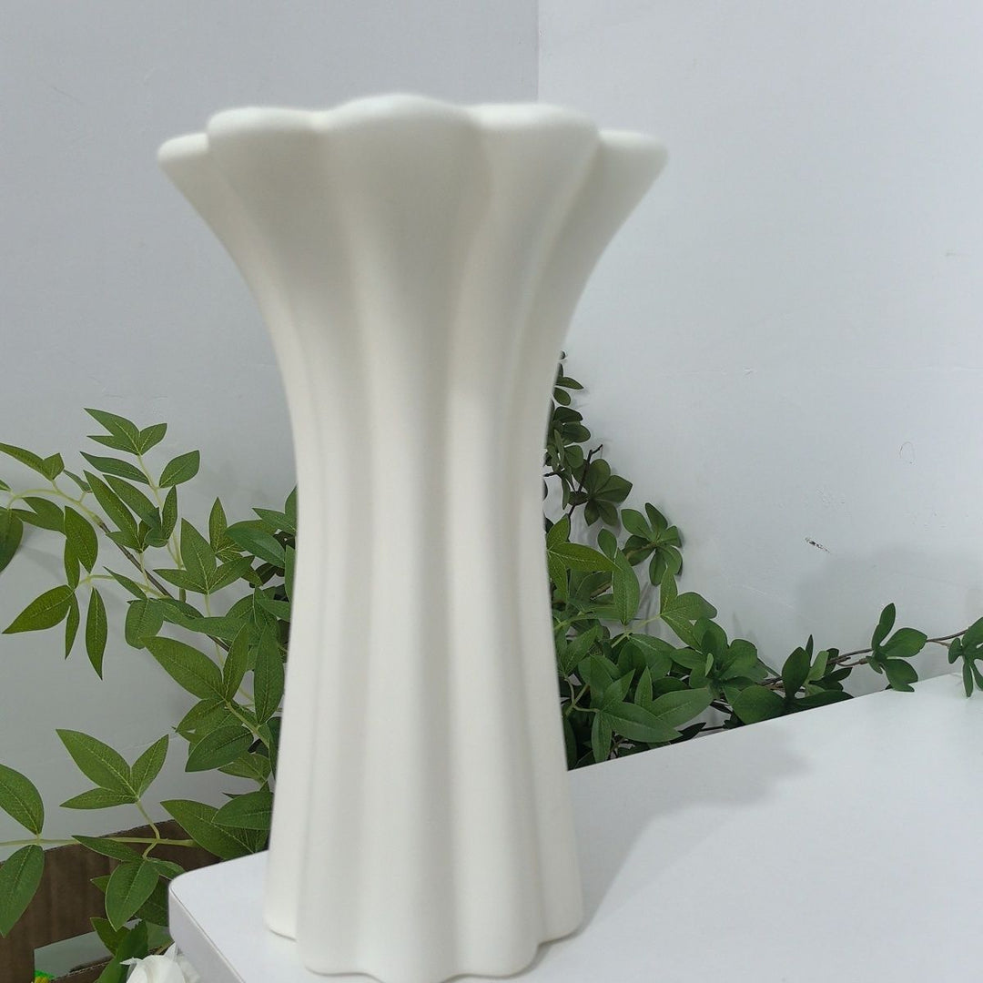 Skulptierte dekorative Blumenvase Karnz