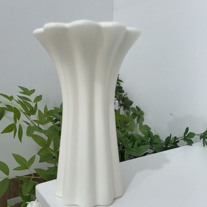 Skulptierte dekorative Blumenvase Karnz