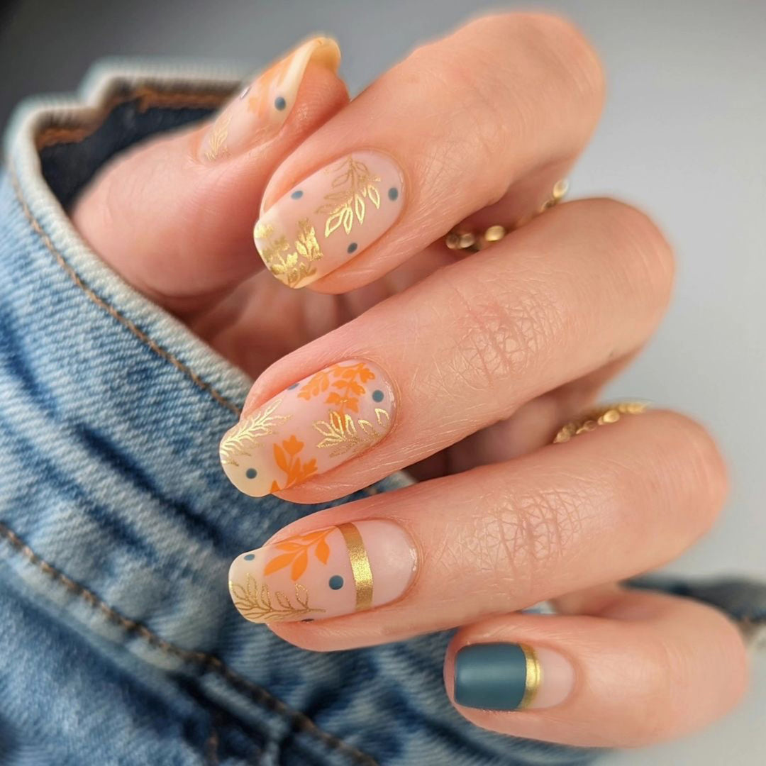 Kunstvolles Nageldesign mit floralem und goldenem Akzent Karnz