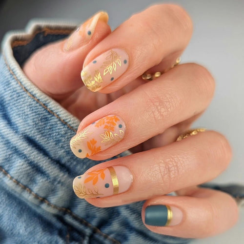 Kunstvolles Nageldesign mit floralem und goldenem Akzent Karnz