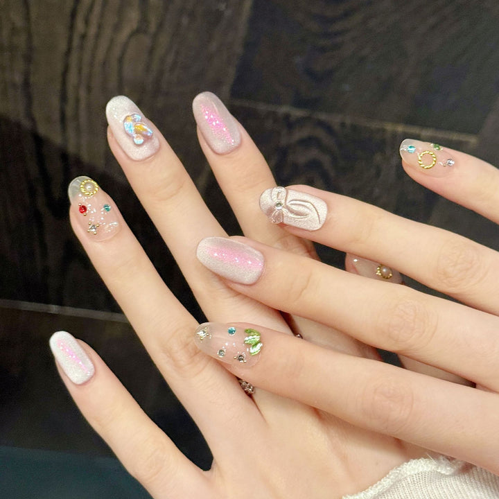 Dekoratives Press-On-Nagelkunst-Set mit einzigartigen Edelstein- und Schleifenakzenten
