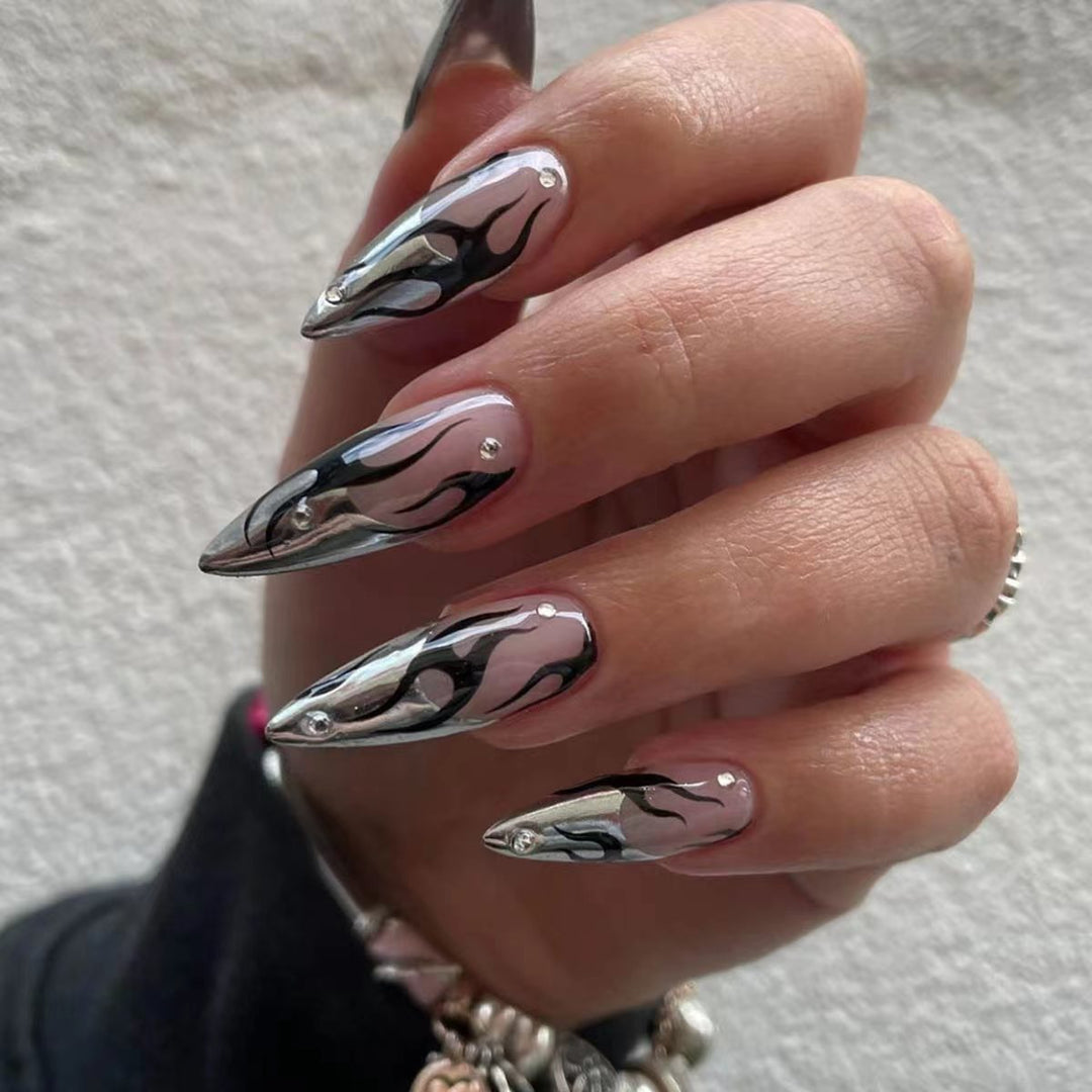 Künstlerisches Flammen-Nageldesign Karnz