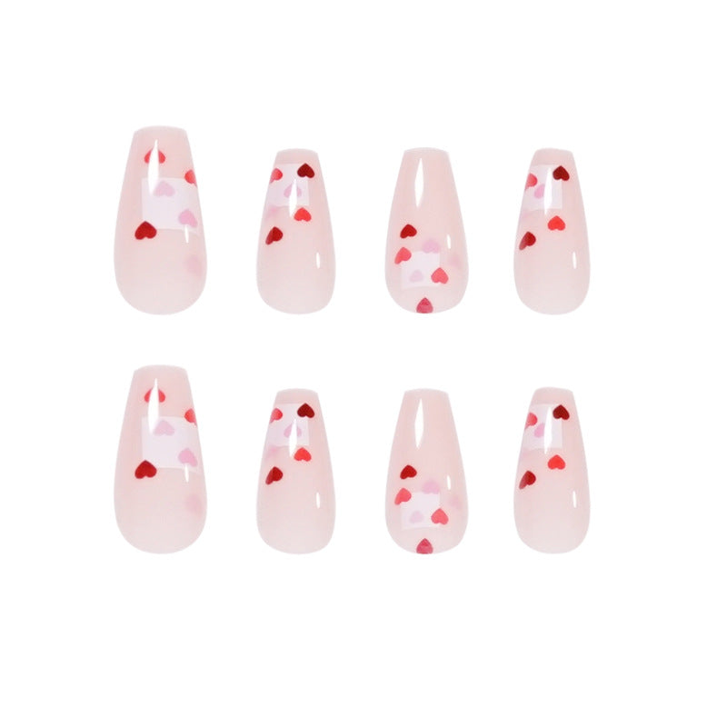 Kunstvolle Nagelverlängerungen mit Herzen-Design Karnz