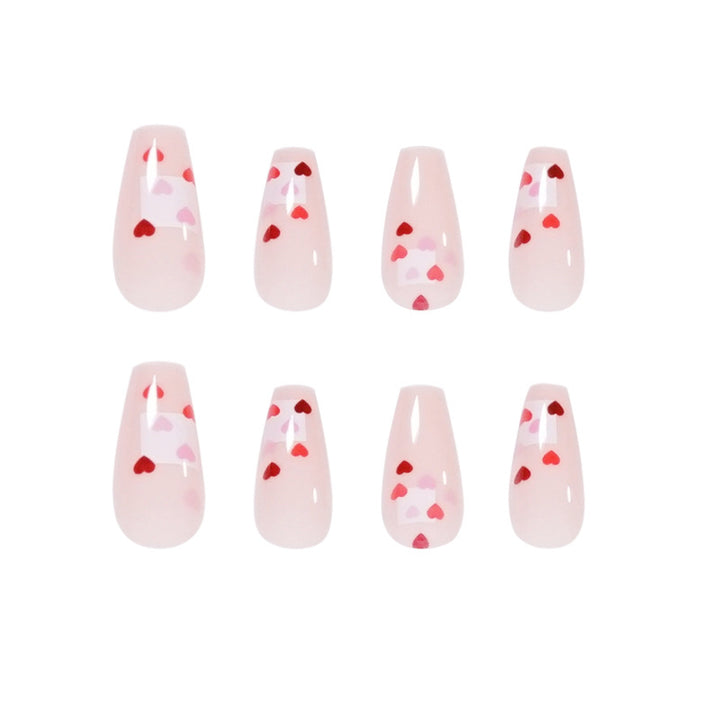 Kunstvolle Nagelverlängerungen mit Herzen-Design Karnz