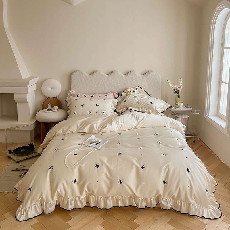 Bettwäsche-Set aus Baumwollsatin mit Rüschenvolant und zarter Schleifen-Stickerei