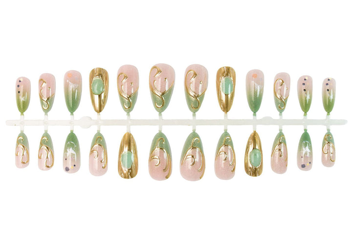 Kunstnagelset mit eleganten Goldakzenten und floralen Designs Karnz