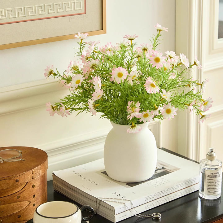 Minimalistische matte Keramikvase mit naturähnlichem Kunstgänseblümchenstrauß