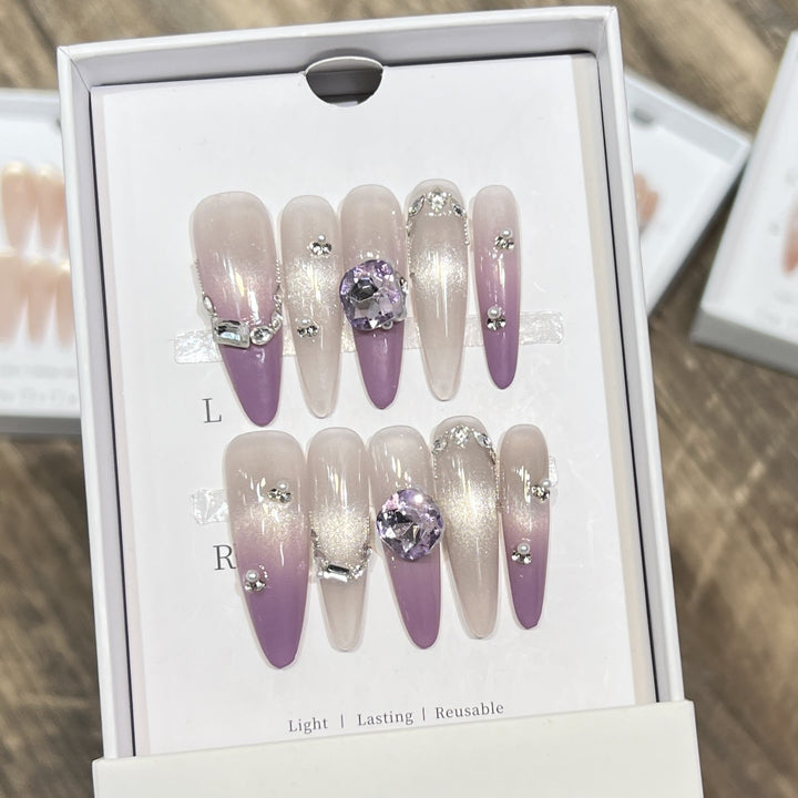 Elegante Stiletto Press-On Nägel mit Edelsteinakzenten Karnz