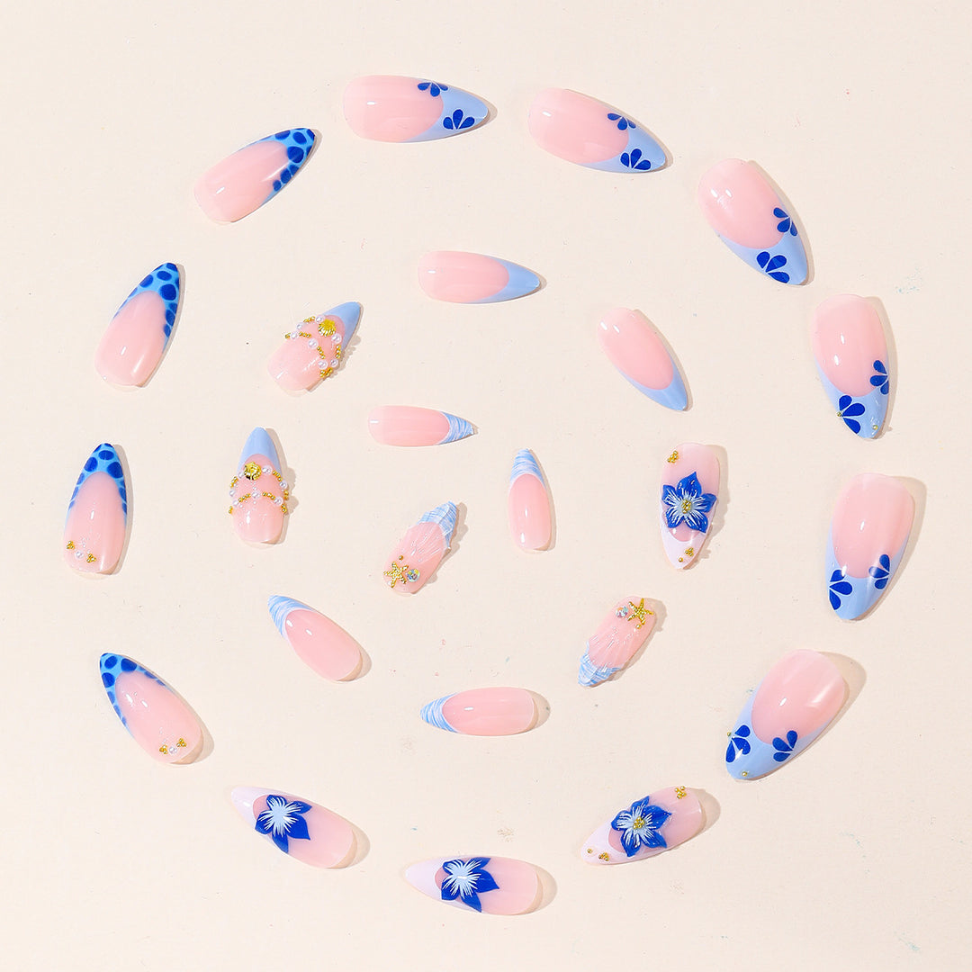 Dekoratives Nagelkunstdesign Karnz