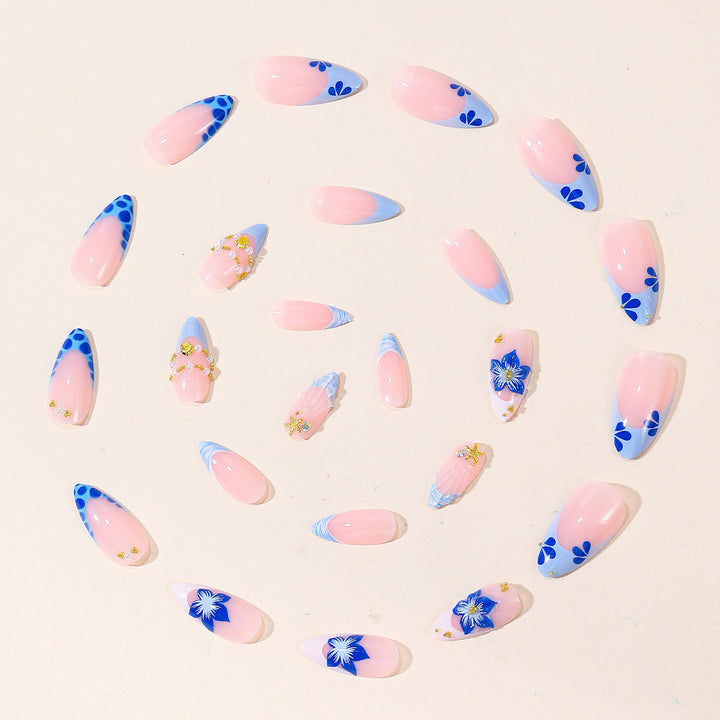Dekoratives Nagelkunstdesign Karnz