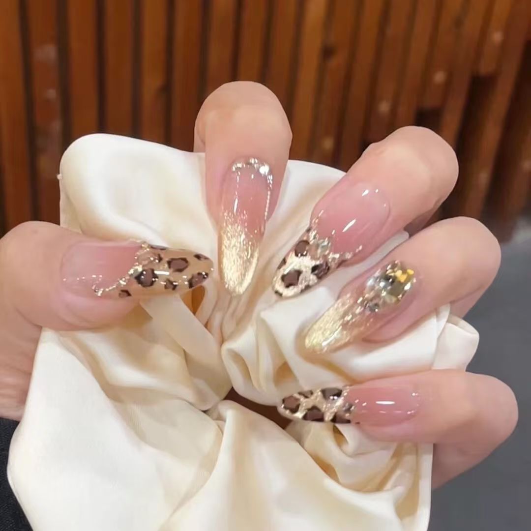 Kunstnägel mit Elegantem Leoparden-Design und Glitzer-Effekten Karnz