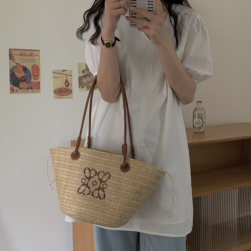 Damen Elegante Handtasche aus geflochtenem Naturmaterial mit luxuriösen Ledergriffen Karnz