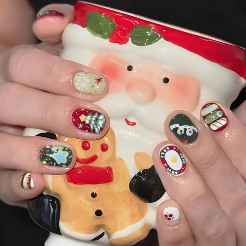 Weihnachtskunstnagelset mit festlichen Motiven und bunten Designs Karnz