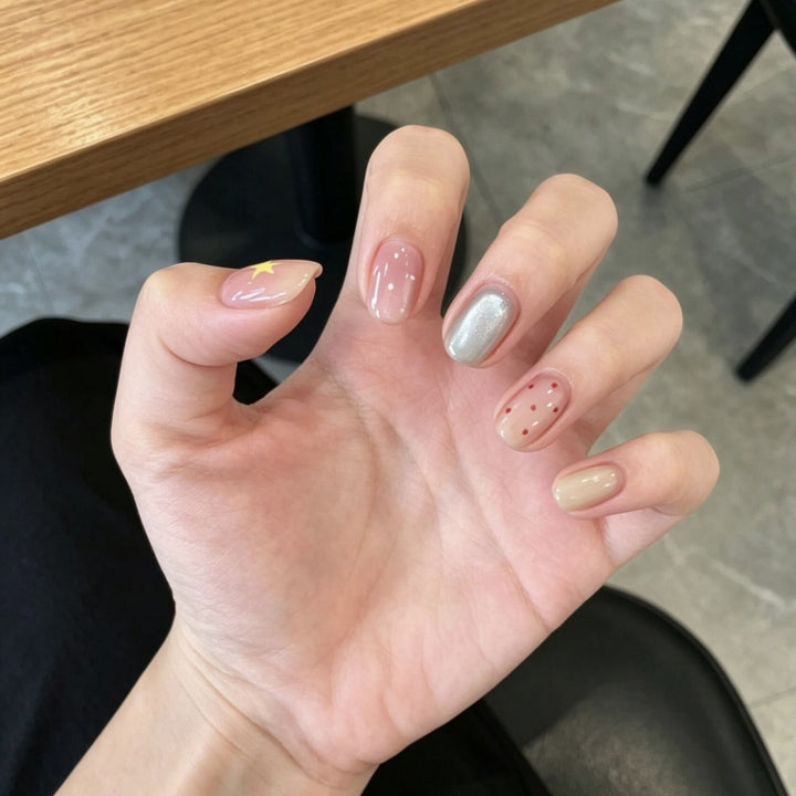 Künstlerisches Nageldesign mit dekorativen Elementen Karnz