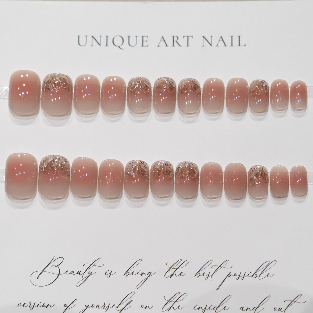 Künstlerische Nagelkunst